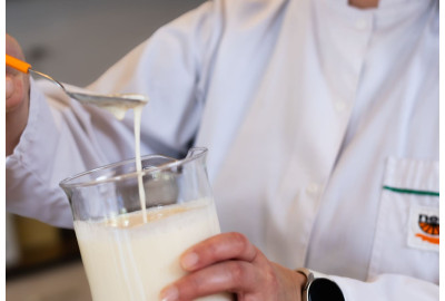 Kas veido kefīra garšu? Pienskābes baktēriju un raugu loma